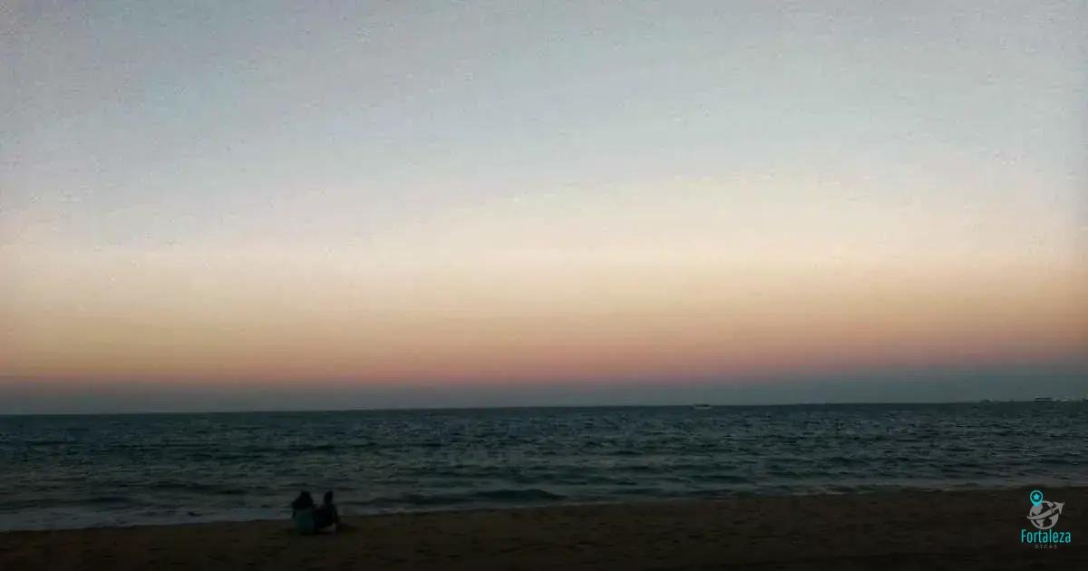 Praia das Fontes: Águas Cristalinas e Relaxamento