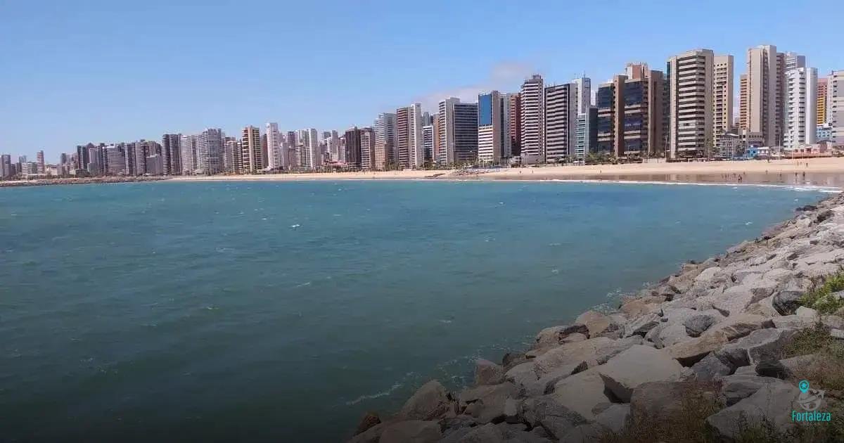 Praia de Morro Branco: Belezas Naturais e Falésias